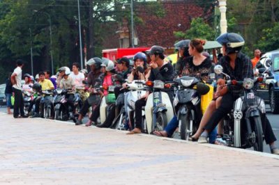 3585 Motorcyclists Phnom Penh.jpg