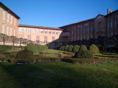 Toulouse_GardenOfHotelDieuSt-Jacques1.jpg