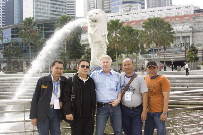 Friends at the Merlion