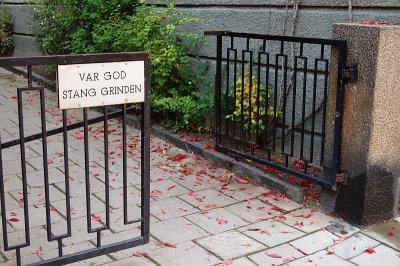 Please close the gate