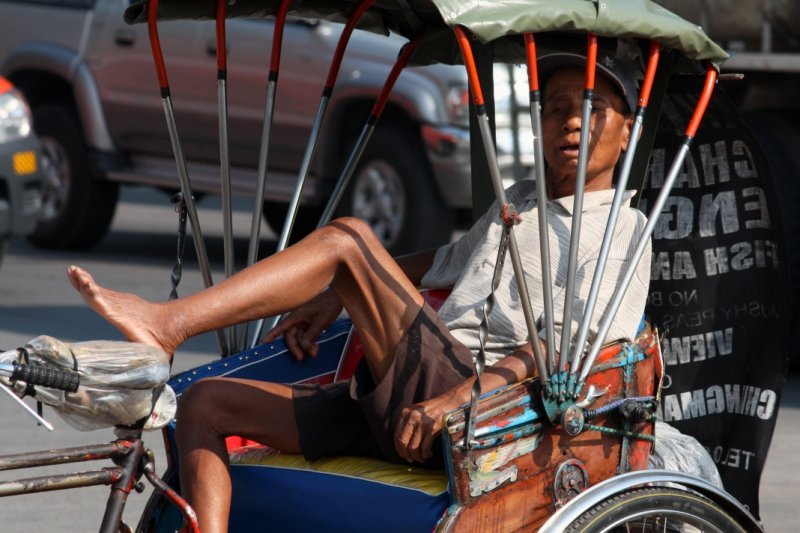 Resting samlor driver