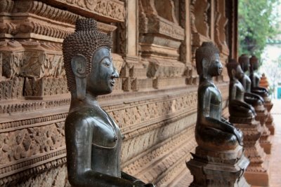 There are many bronze Buddhas around the temple building