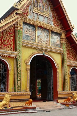 Wat Si Muang is protected by stone lions