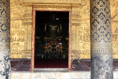 Entering Wat Mai