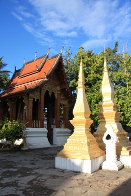 Shining stupas of Wat Saen