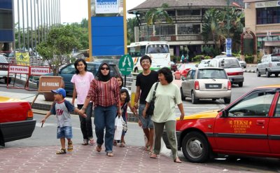 Kuching - people and streets >>
