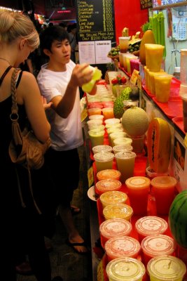 Fresh juices for thirsty tourists