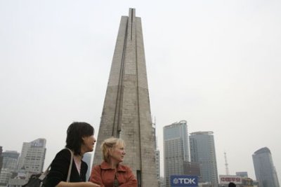 Susan  Sylvia on Bund.JPG