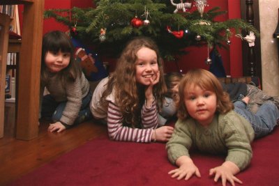 Risn, Isabel & Aoibh under the Tree