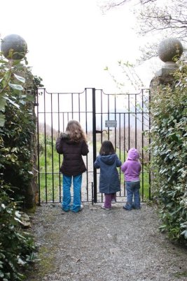 Sisters at the gate