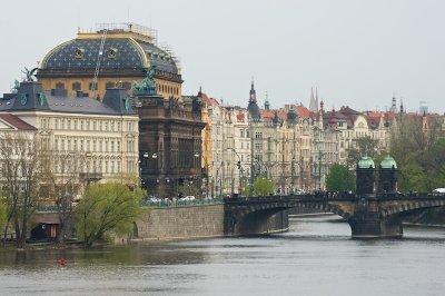 Prague, Vltava et thtre.jpg