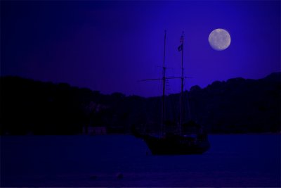 Pirate ship in the night