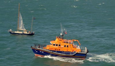 RNLB Roger and Joy Freeman  (RNLI) giving assistance to the Yacht Slocum
