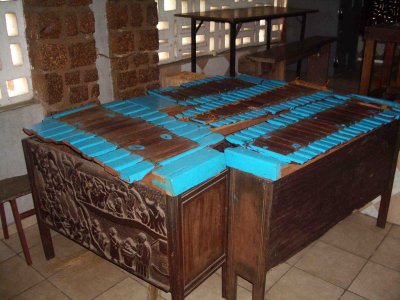 Cathédrale Saint Michel de Nkembo: les balafons