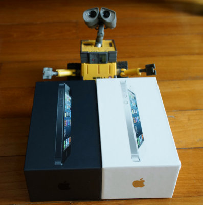 iPhone 5 Unboxing - 22 Sep 2012