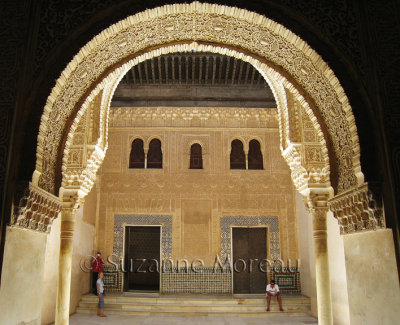 A doorway in El Alhambra.jpg