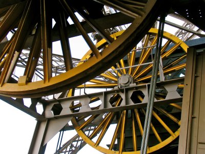 These giant wheels help move the lifts up and down
