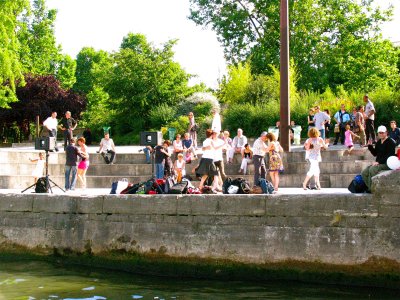 Dancing, along the banks of Seine