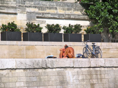 Suntanning, long the banks of  the Seine