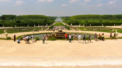 Beside the  manicured lawns, parterres of flowers, and sculptures are the fountains, are located throughout  the gardens