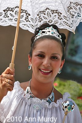 La Reina holding umbrella