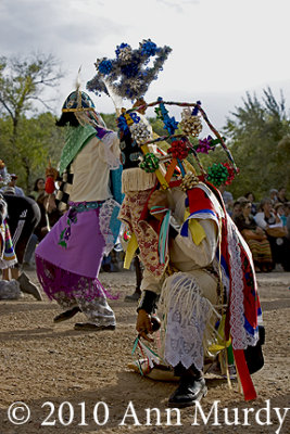 Monarca dancing