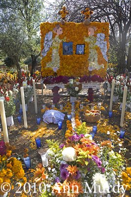 Tomb with angels