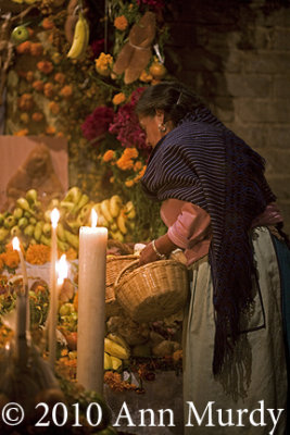 Adding food to the ofrenda