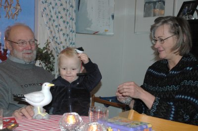 Anton med mormor och morfar juldag