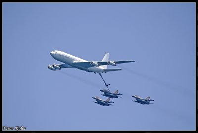 Air refueling - F16 by Boeing 707