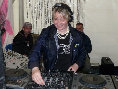 Annie On The Decks