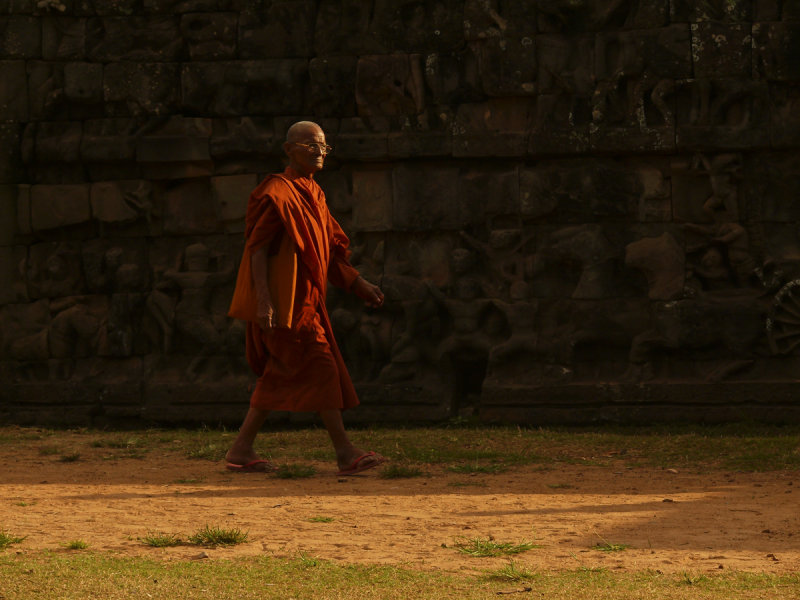 Monk in Angkor Thom.jpg