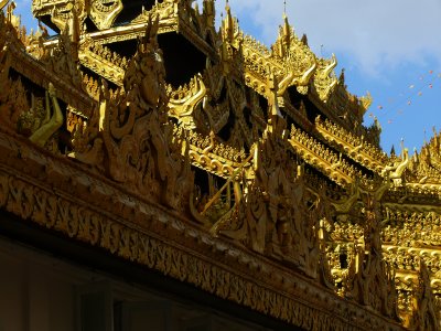 Entrance to Shwedagon.jpg