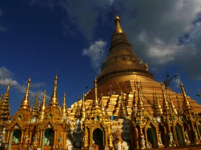 Shwedagon at dusk.jpg