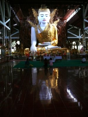 Sitting buddha at Ngahtatgyi paya 1.jpg