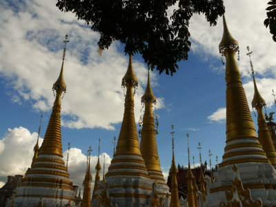 Kyaukhpyugyi Paya stupas.jpg