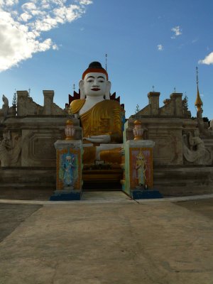Sitting Buddha at Nanthe village.jpg