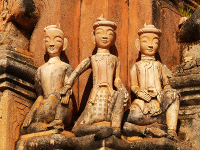 Three statues at Kakku.jpg