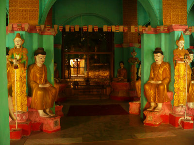 Many statue temple near U Bein.jpg