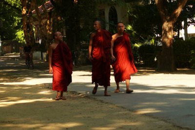 Three monks at Maha Ganayon.jpg