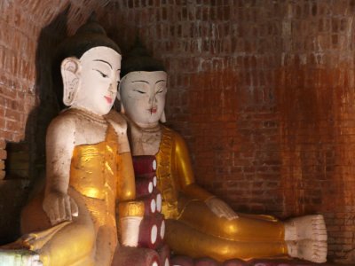 Two buddhas in Bagan.jpg
