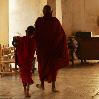 Monk and novice Shwezigon.jpg