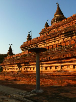 Reddish temple Bagan.jpg