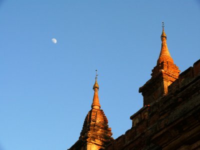 Bagan and the moon.jpg