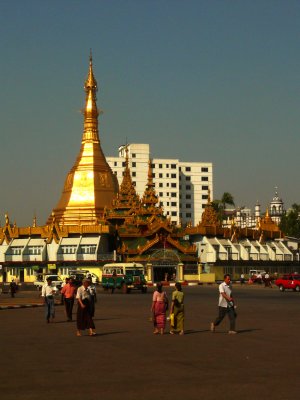 Sule Paya center Yangon.jpg