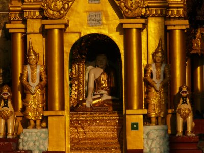 Golden decorations Shwedagon.jpg