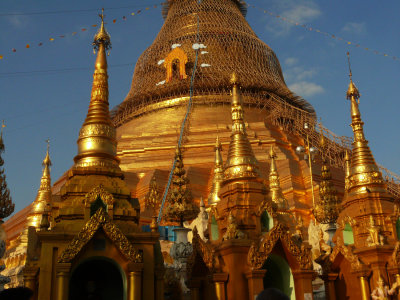 Golden Shwedagon at dusk.jpg