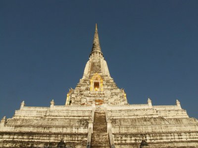White stupa Ayuthaya.jpg