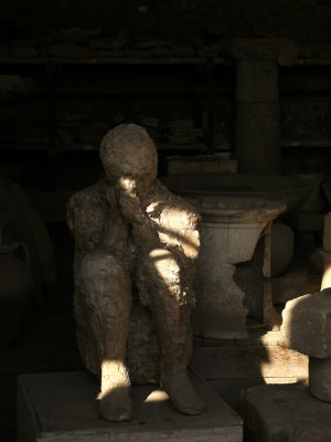 Plaster cast of a body in Pompei web.jpg
