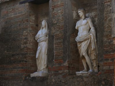 Two statues Pompei web.jpg